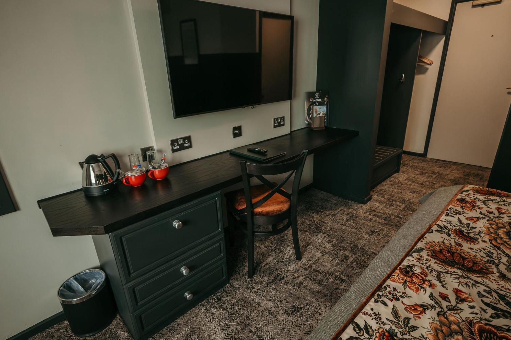 Cat & Lion Country Pub And Hotel Warrington  Exteriör bild