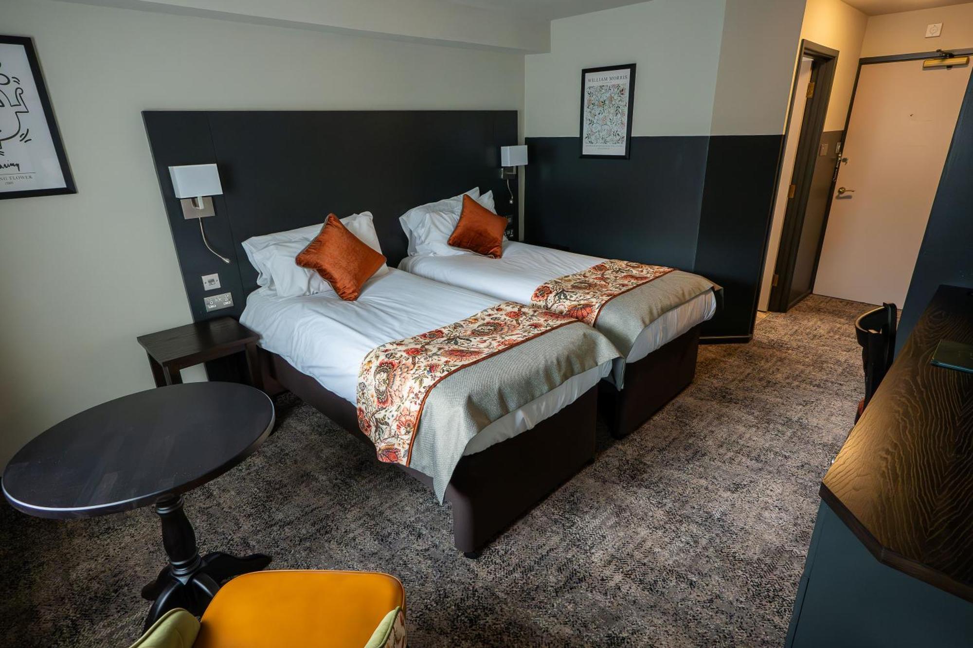 Cat & Lion Country Pub And Hotel Warrington  Exteriör bild